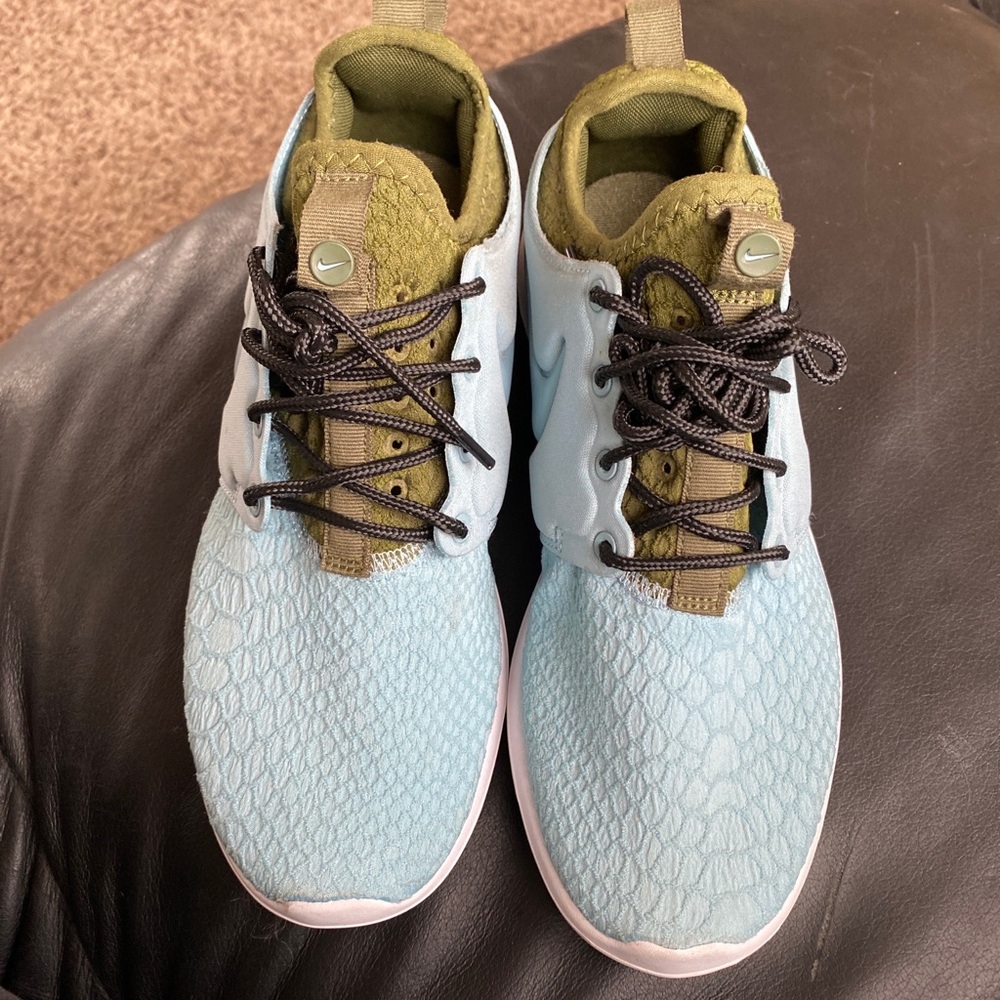 NIKE ROSHE TWO SE WOMAN SIZE 8 MICA BLUE